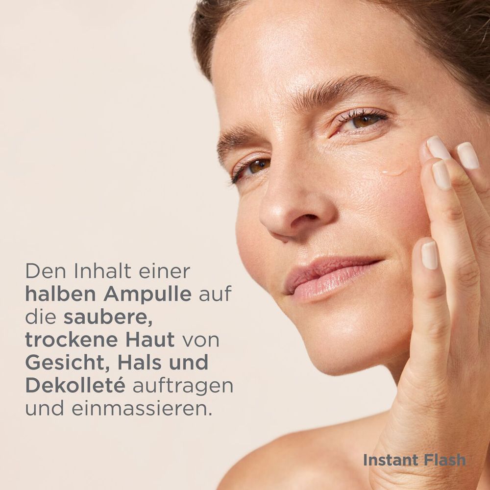 Donna applica il siero. Testo: Applicare il contenuto di mezza fiala su viso, collo e décolleté.