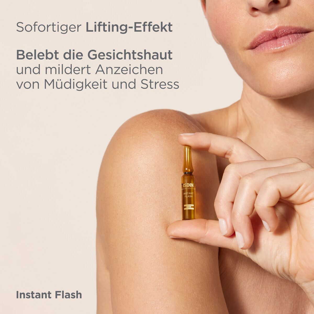 Donna tiene in mano una fiala. Testo: Effetto lifting immediato, ravviva la pelle e riduce i segni di stanchezza e stress.