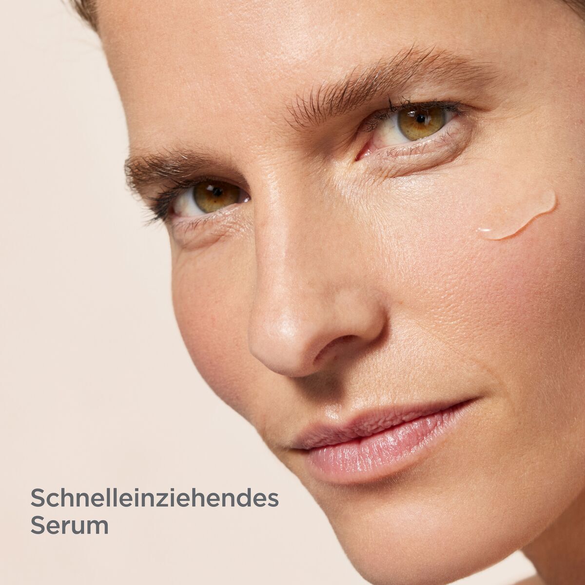 Primo piano di un viso. Testo: Siero ad assorbimento rapido.