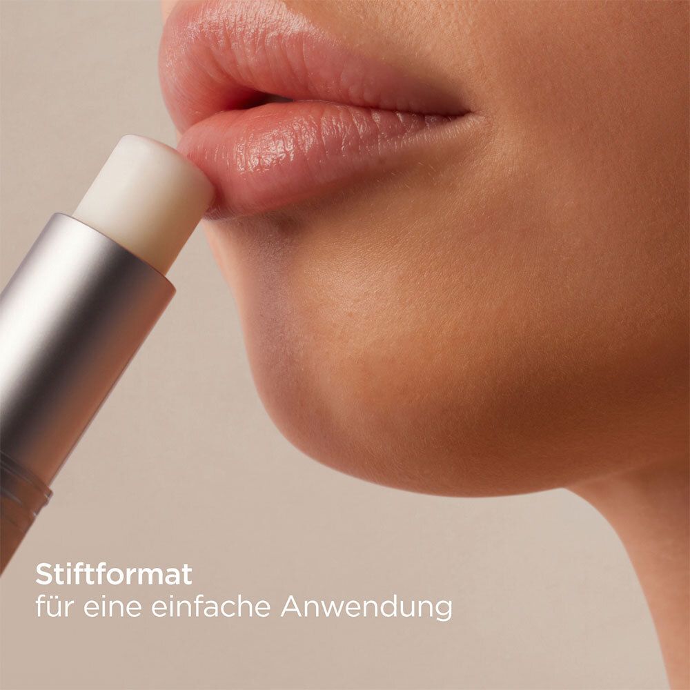 Applicazione di uno stick di balsamo labbra sulle labbra. Testo: Formato stick per una facile applicazione.