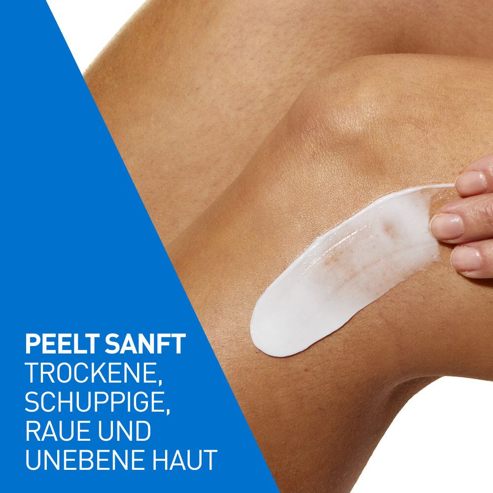 Persona applica CeraVe SA Crema Idratante Levigante sulla gamba. Per pelle secca, ruvida e irregolare.