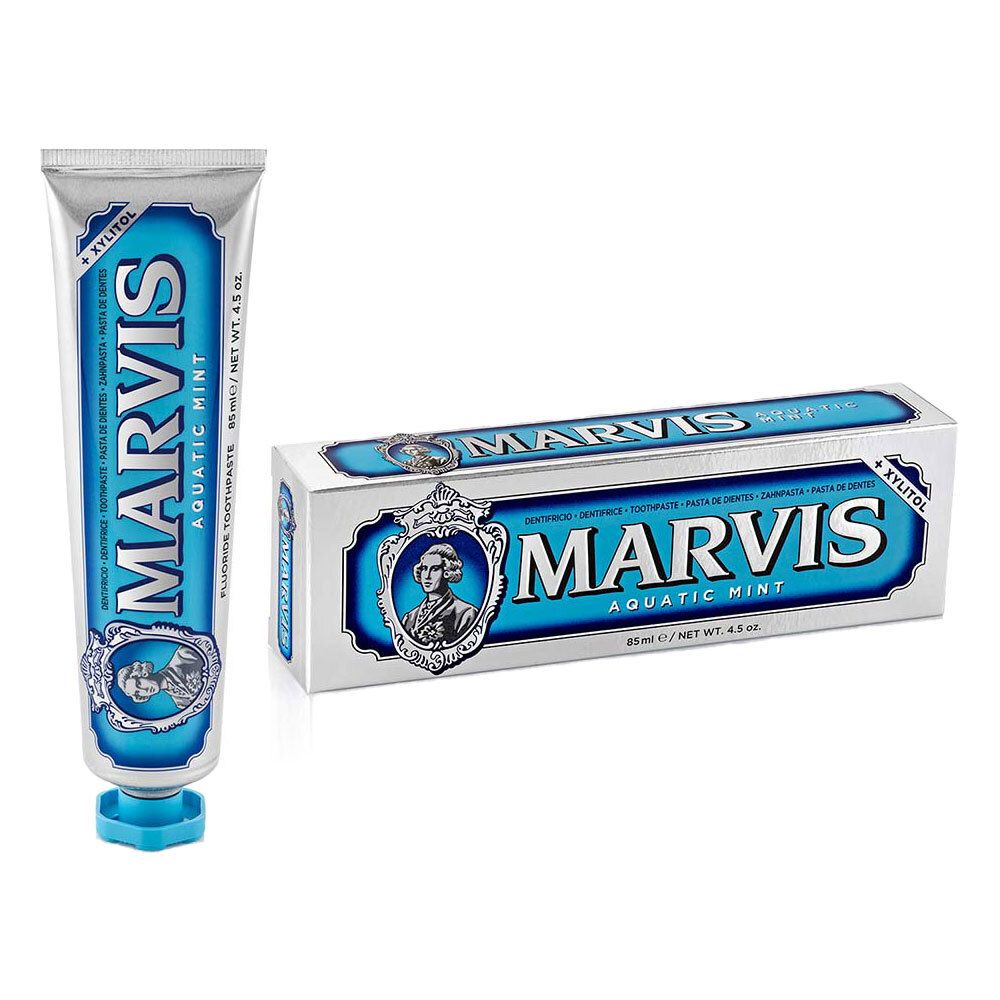 Tubo e scatola di dentifricio. Tubo argentato, etichetta blu con MARVIS e AQUATIC MINT. Scatola con lo stesso design.