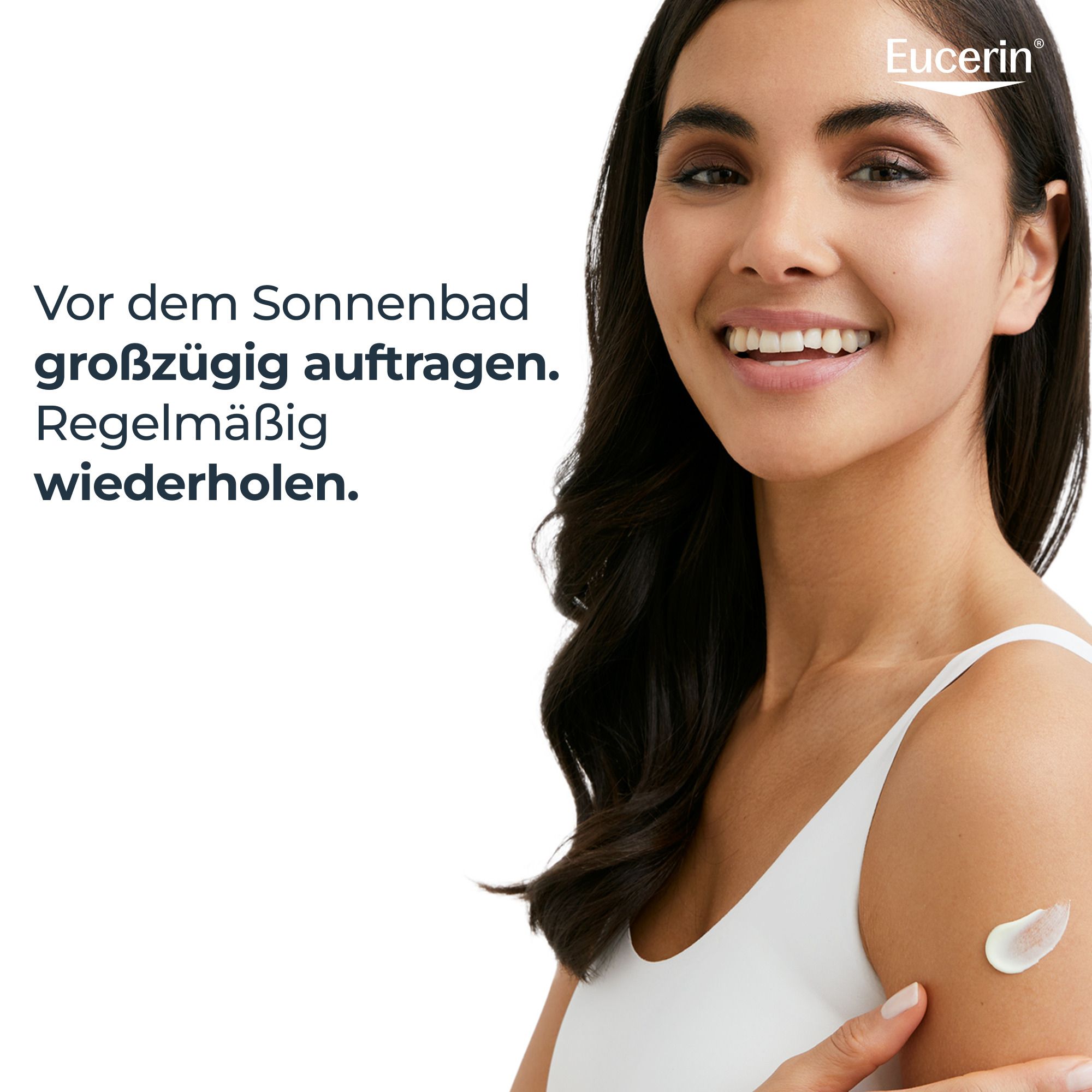 Donna applica crema. Testo: Applicare generosamente prima dell'esposizione solare. Ripetere regolarmente.