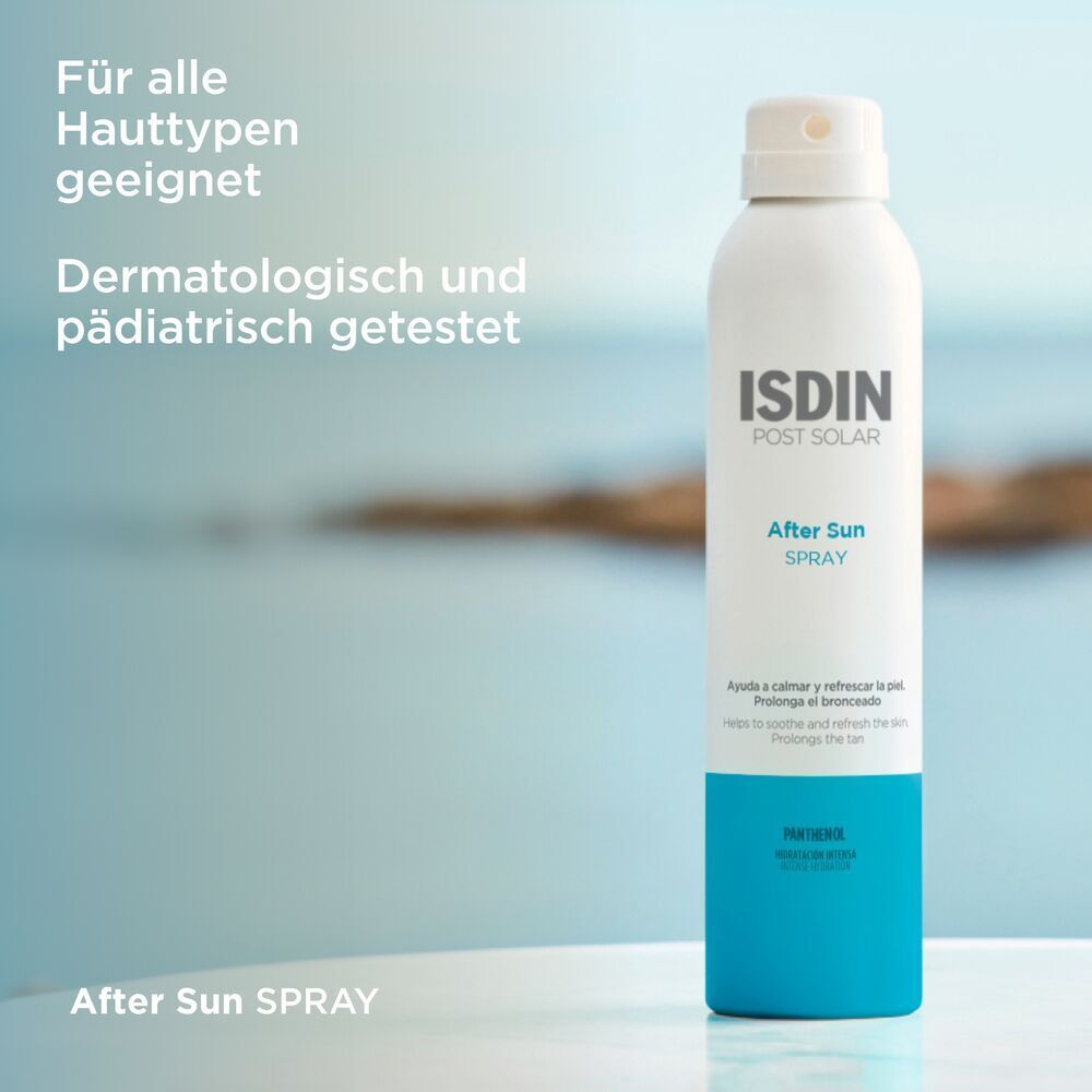 Flacone spray bianco. ISDIN Post Solar After Sun Spray. Testo: Adatto a tutti i tipi di pelle. Testato dermatologicamente.