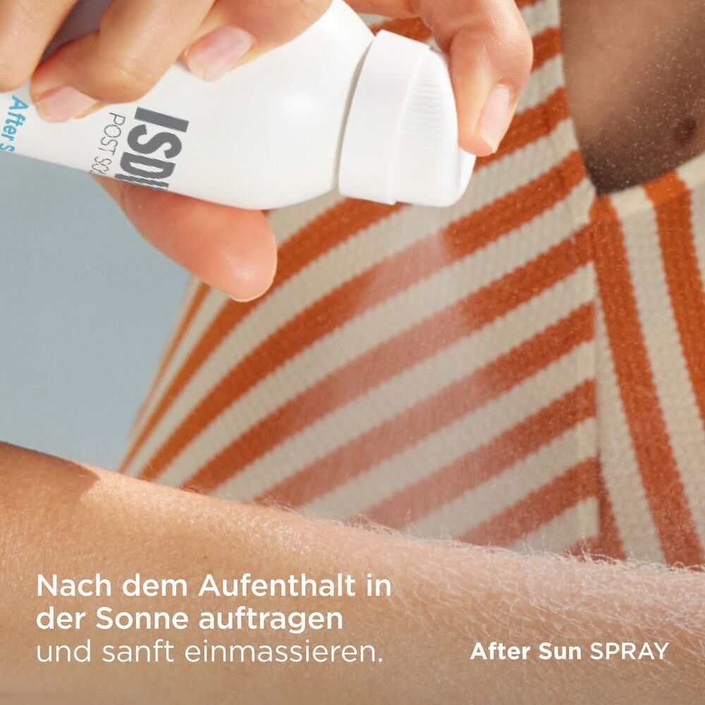 Mano che spruzza sulla pelle. Flacone spray bianco. Testo: Applicare dopo l'esposizione al sole e massaggiare delicatamente.