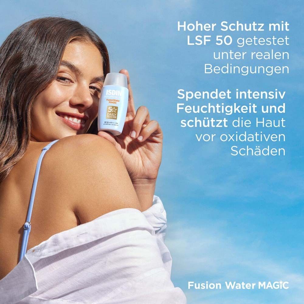 Donna tiene ISDIN Fusion Water Magic. Testo: Alta protezione con SPF 50. Idrata. Protegge dai danni.