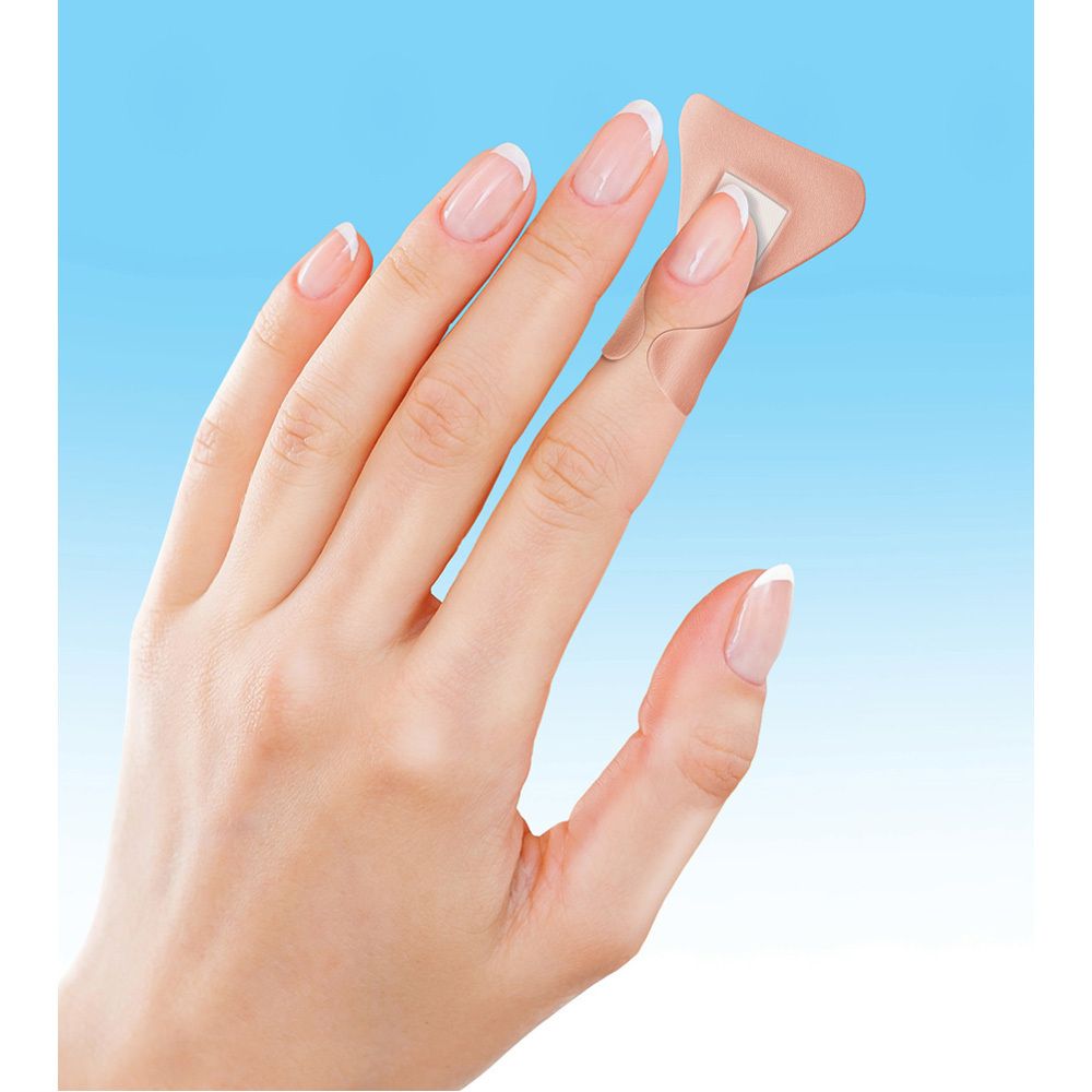 Due cerotti per dita beige su sfondo blu. Cerotto rettangolare su cerotto triangolare.