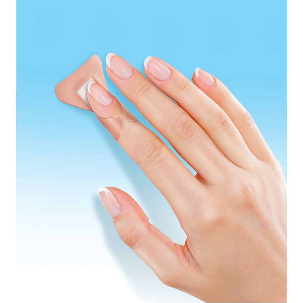 Mano con unghia. Dito con cerotto per dita. Il cerotto è beige e rettangolare.