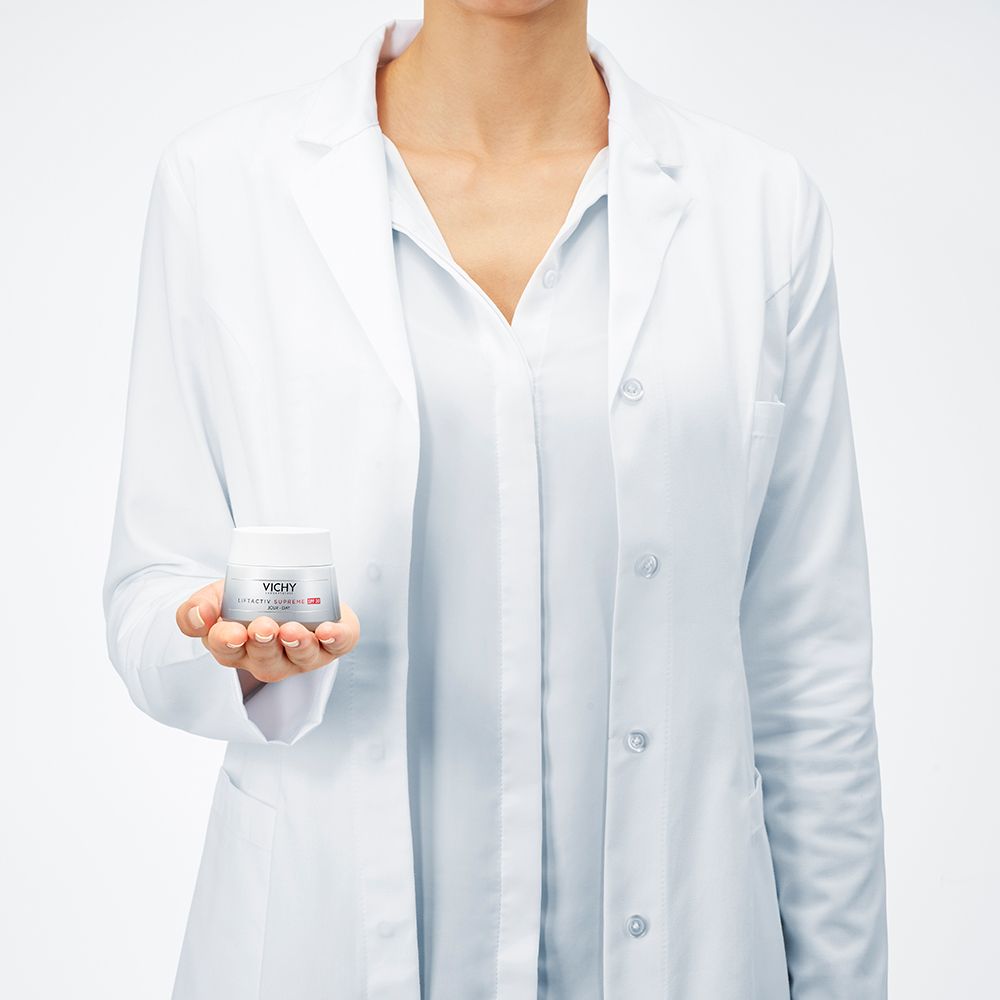 Medico che tiene un vasetto di Vichy LIFTACTIV SUPREME LSF 30. Scritta: LSF 30, Giorno.