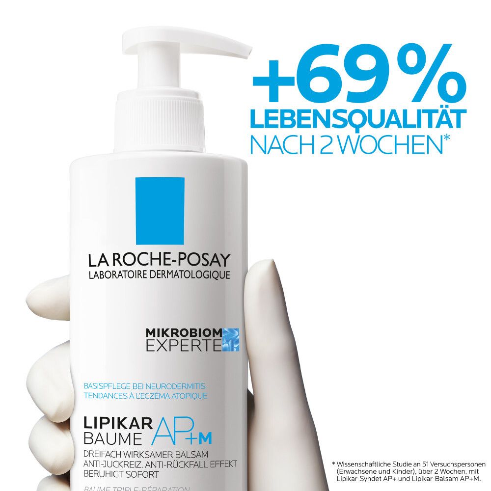 Flacone La Roche-Posay LIPIKAR Baume AP+M. Mano che tiene il flacone. +69% qualità della vita dopo 2 settimane. Testo.