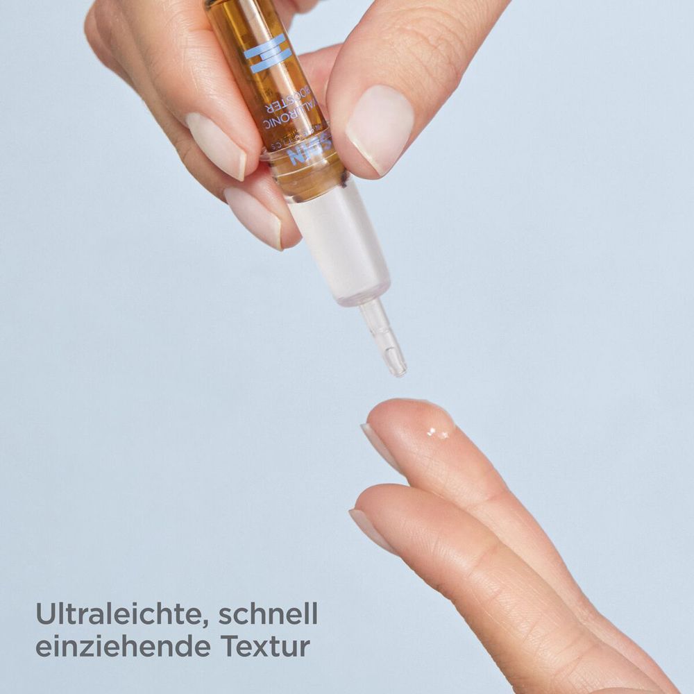 Mano che versa siero da una fiala di ISDINCEUTICS Hyaluronic Booster. Testo: Texture ultraleggera.