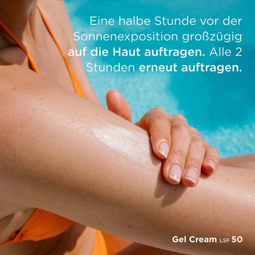 Applicazione del prodotto sul braccio. Testo: Applicare mezz'ora prima dell'esposizione solare. Rinnovare ogni 2 ore.