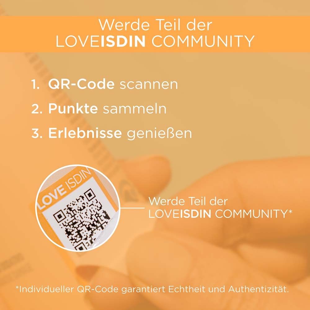 Codice QR su adesivo. Testo: Entra nella community LOVEISDIN. Scansiona il codice QR, raccogli punti, goditi le esperienze.