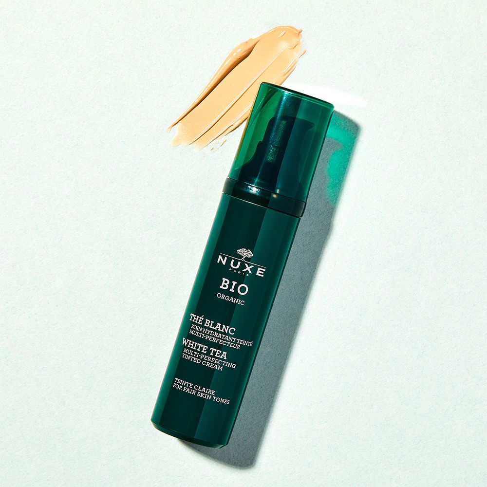 Flacone verde con dosatore e macchia di colore. Scritta: NUXE BIO, Thé Blanc. Per pelli chiare.