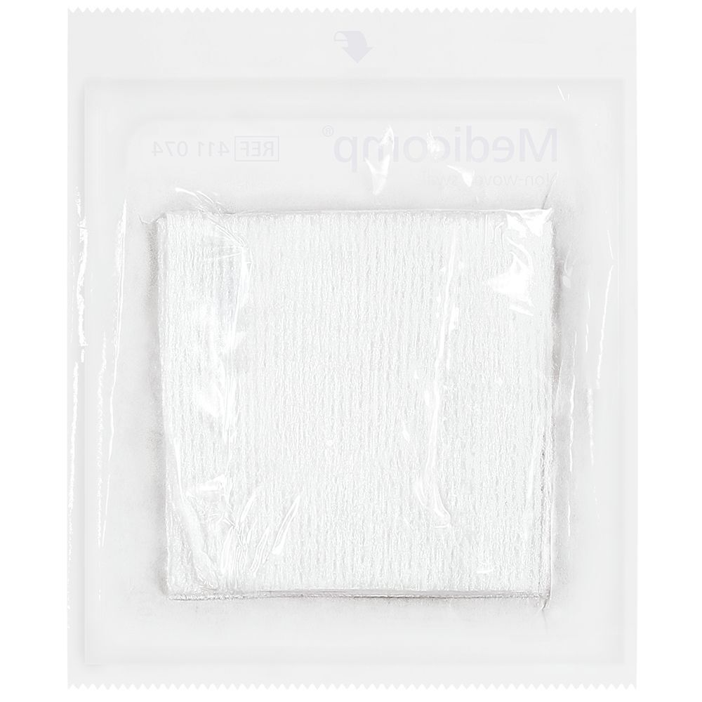 Compressa in tessuto non tessuto in confezione sterile singola. Quadrata. Nome del prodotto non visibile.