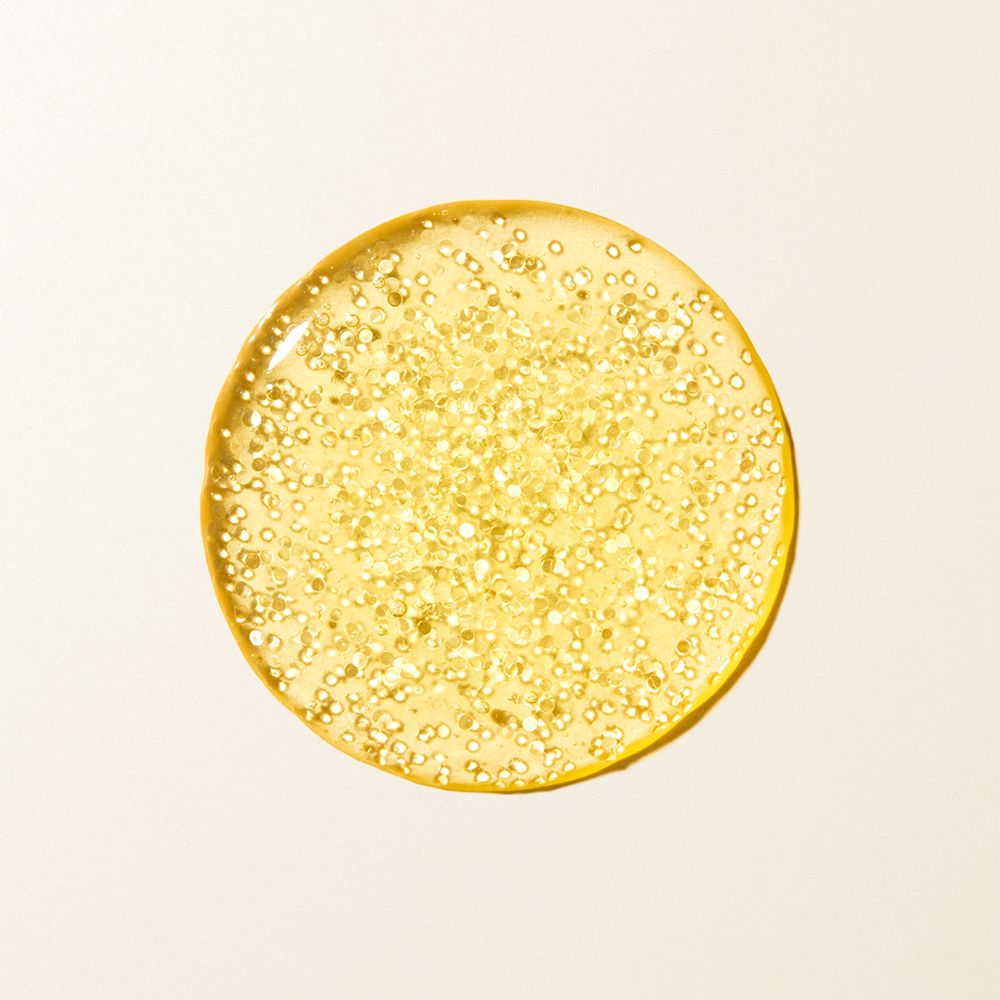 Cerchio di siero dorato con piccole bolle.