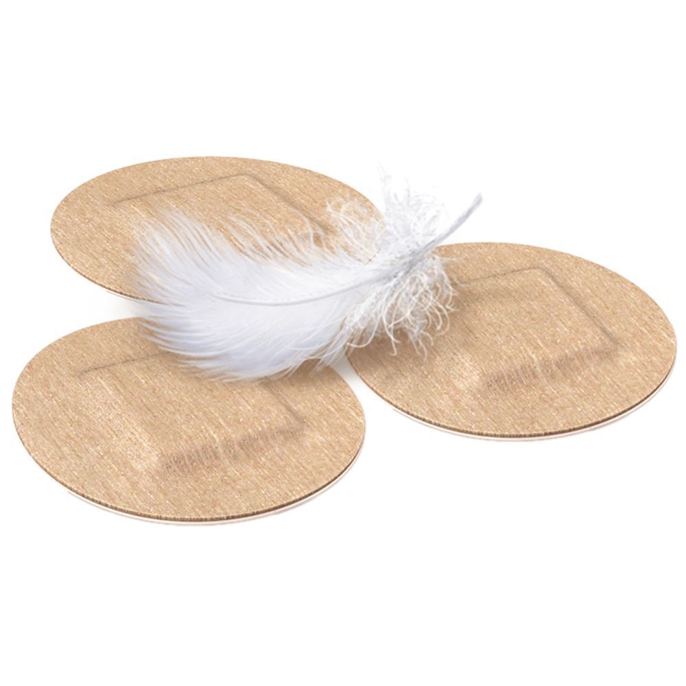 Tre cerotti rotondi con tessuto bianco e piuma. Cerotti con parte centrale quadrata.