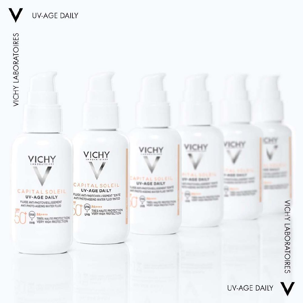 Cinque flaconi di crema solare. Scritta: Vichy, Capital Soleil UV-Age Daily, SPF 50+.