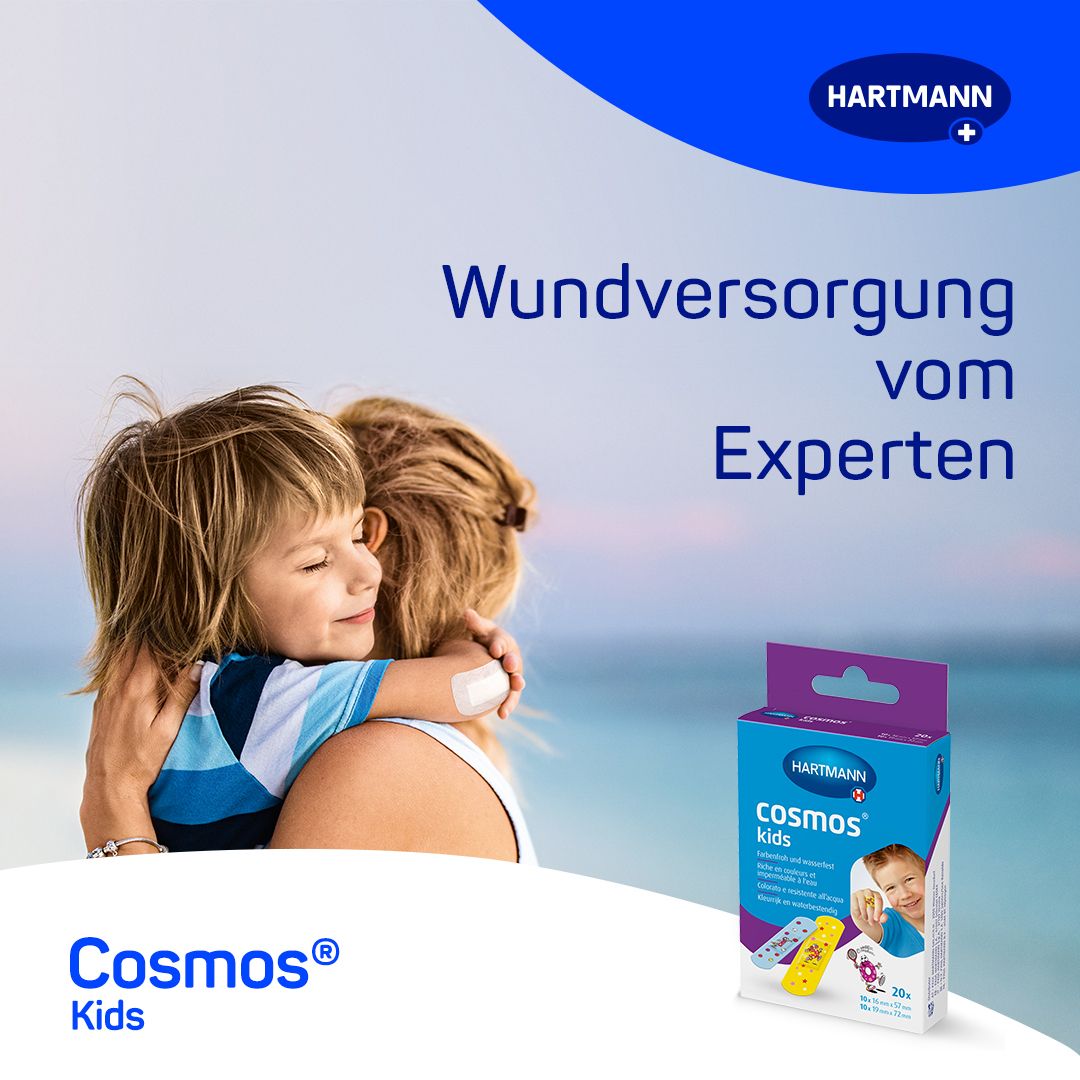 Madre che abbraccia un bambino con un cerotto. Confezione del prodotto con cerotti HARTMANN cosmos® kids sullo sfondo. 20 pezzi.