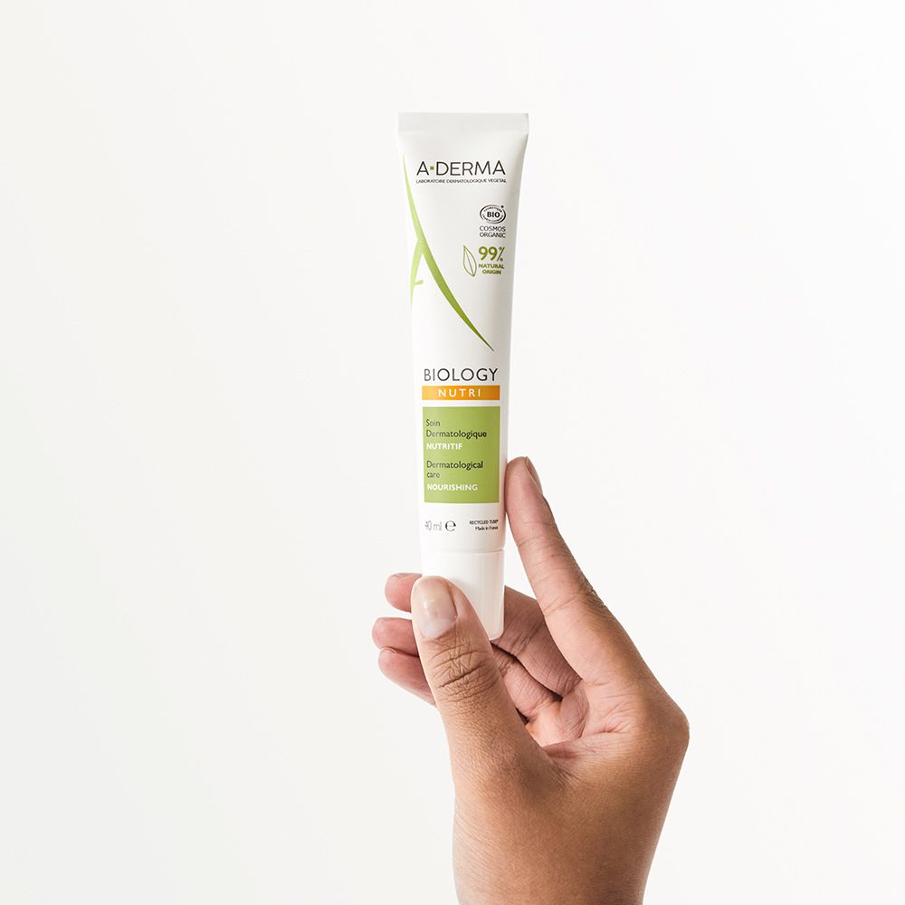 Tubo A-Derma Biology Nutri da 50ml, tenuto da una mano.