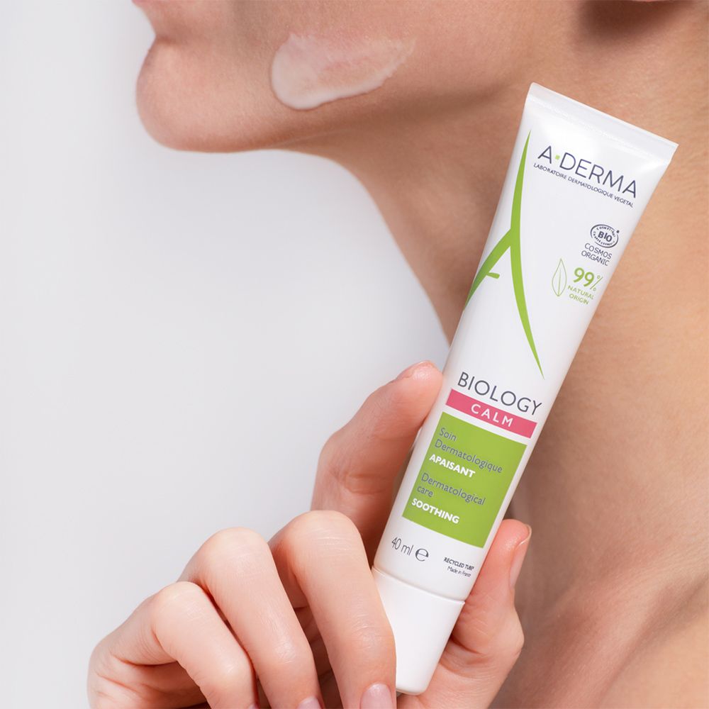 Persona che tiene un tubo di crema. Tubo con logo A-DERMA e nome del prodotto. 40 ml.