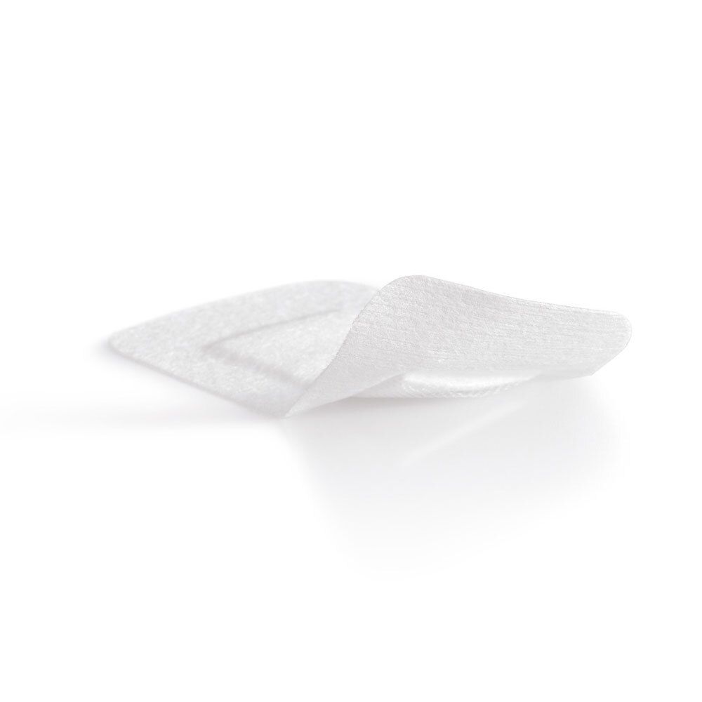 Singolo cerotto sterile bianco. Forma quadrata con angoli arrotondati, leggermente bombato.