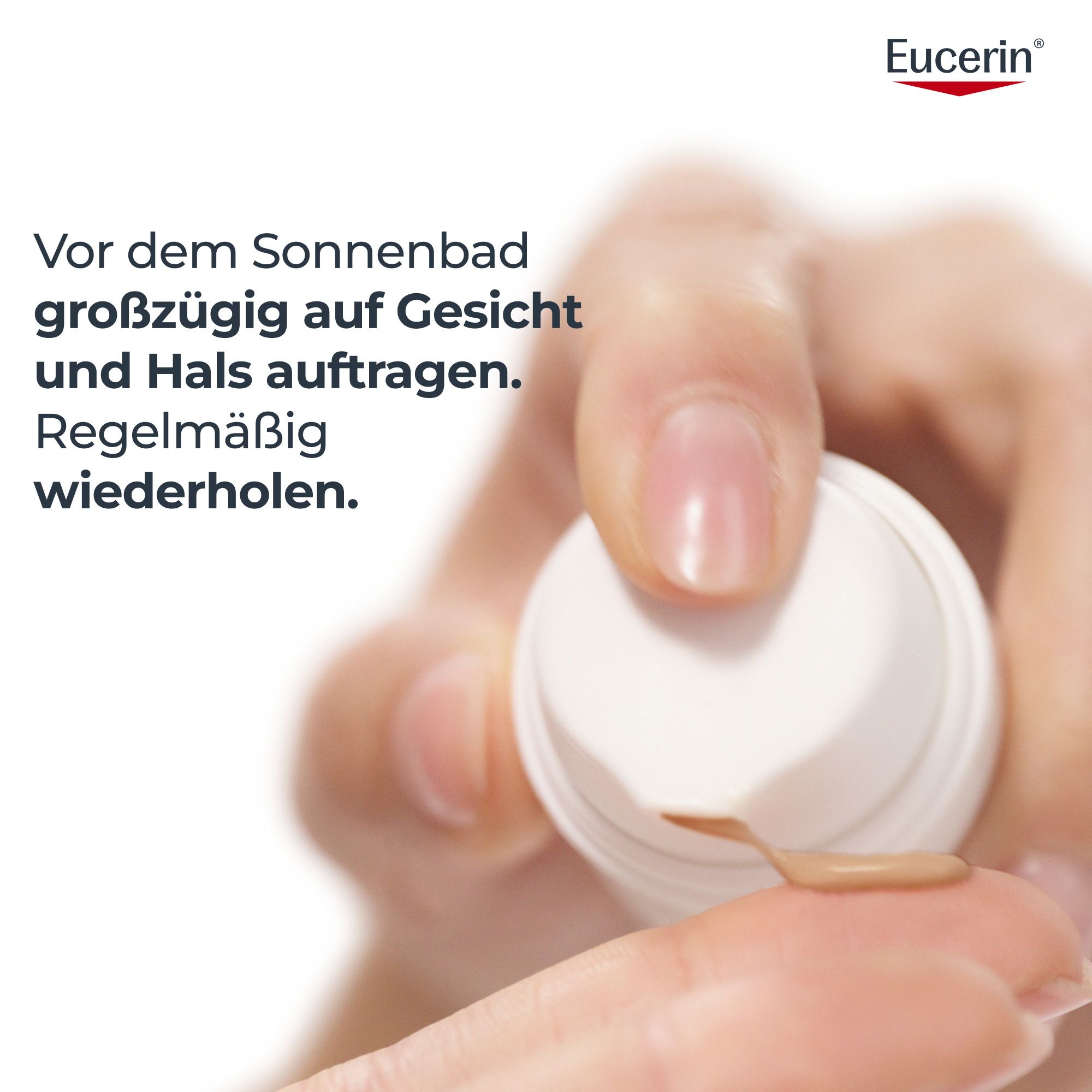 Mano applica crema solare. Testo: Applicare generosamente su viso e collo. Ripetere regolarmente.