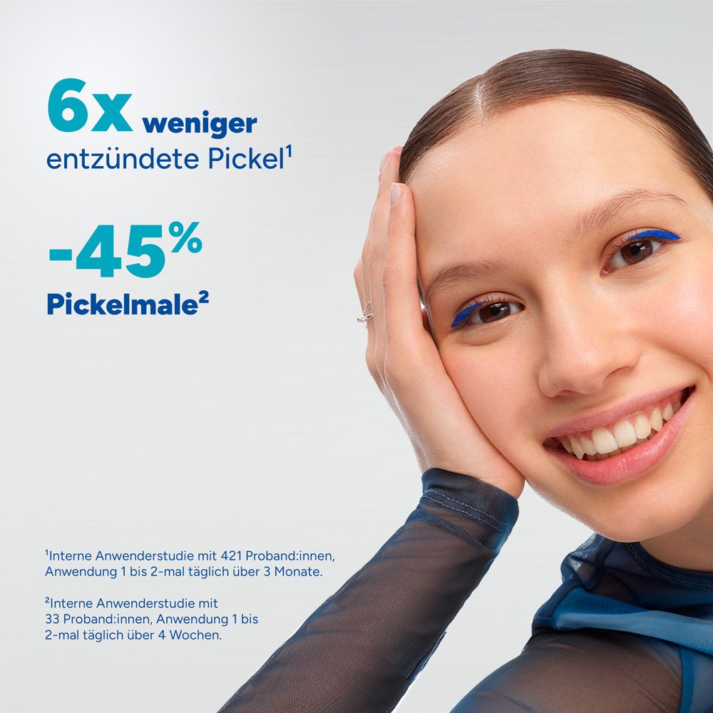 Donna con eyeliner blu sorridente. Testo: 6 volte meno brufoli infiammati. -45% di segni.