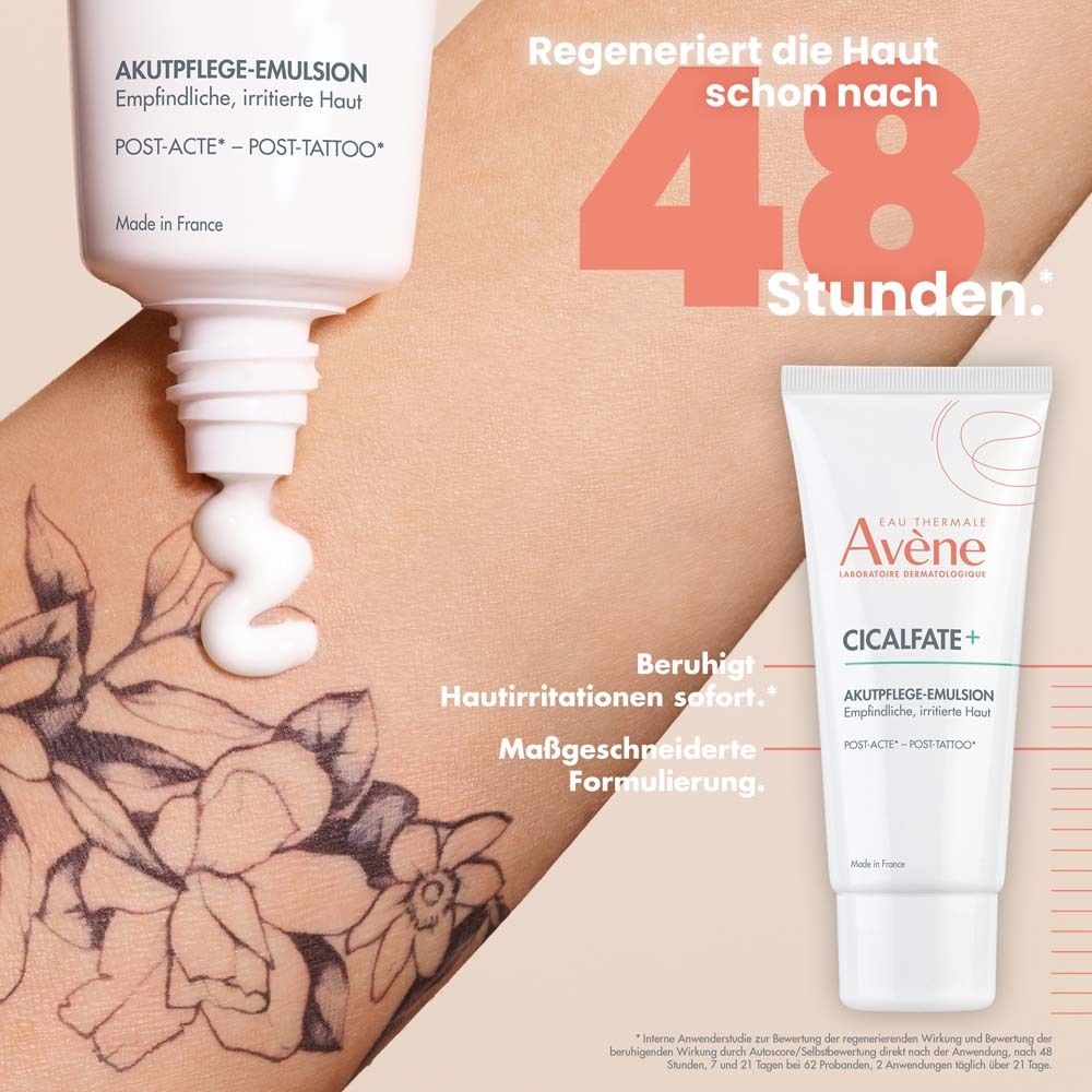 Braccio tatuato e prodotto. Testo: Lenisce immediatamente le irritazioni cutanee. Rigenera la pelle in 48 ore. Formula su misura.