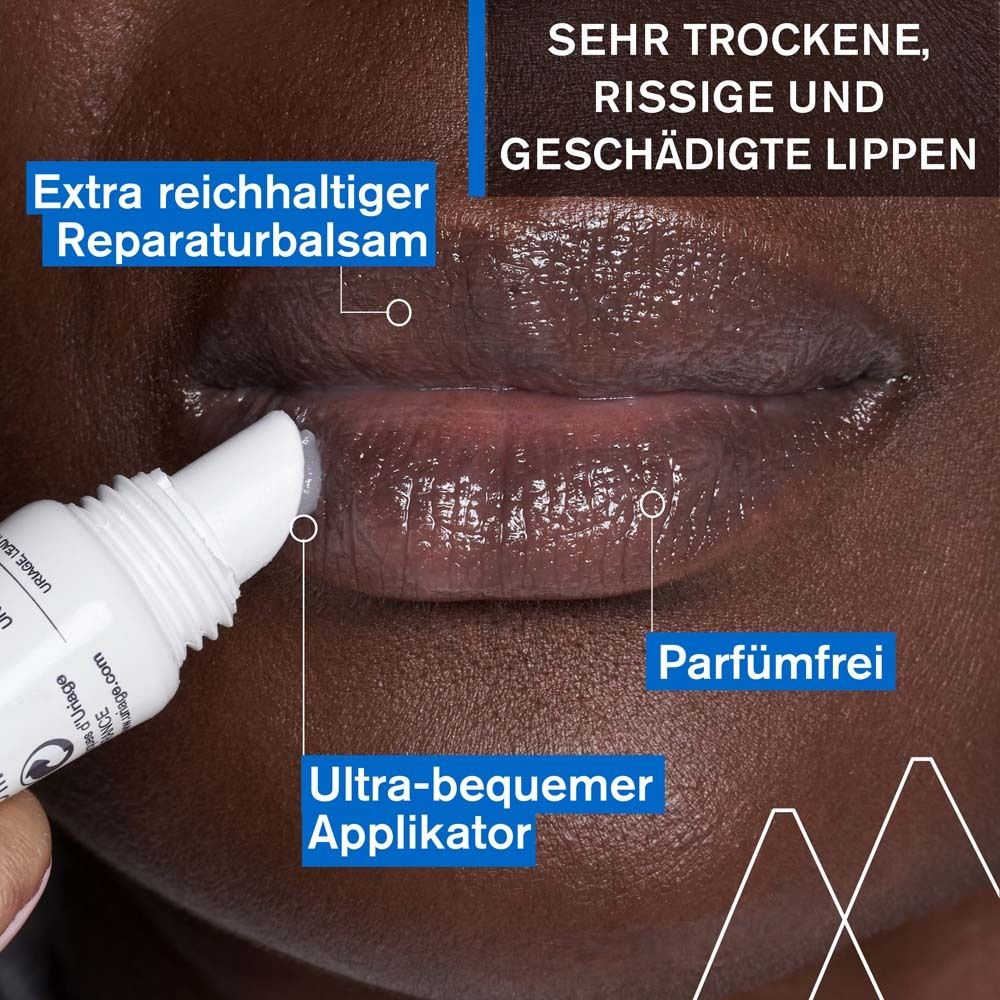 Tubo di balsamo labbra su specchio. Loghi URIAGE e BARIÉDERM-CICA. Prodotto e riflesso visibili. Testo: Protecting Lip Balm.