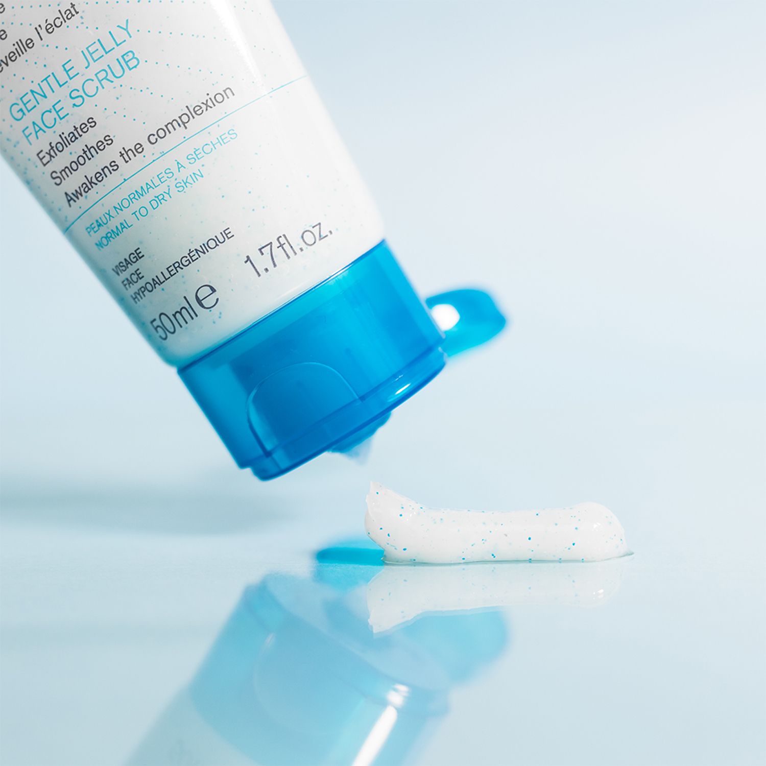 Tubo di scrub viso delicato, 50ml. Scrub bianco con particelle scintillanti viene spremuto.