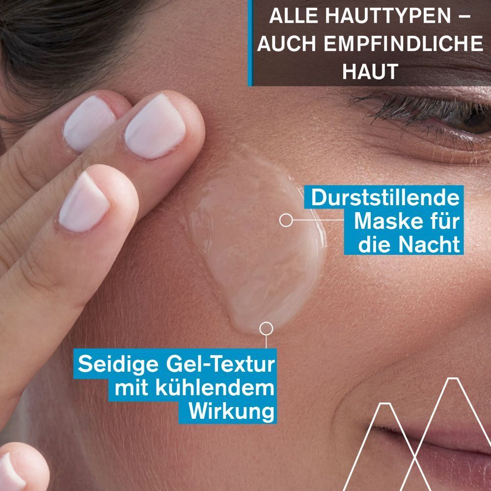Primo piano di una donna che applica gel sul viso. Testo: Maschera dissetante per la notte.
