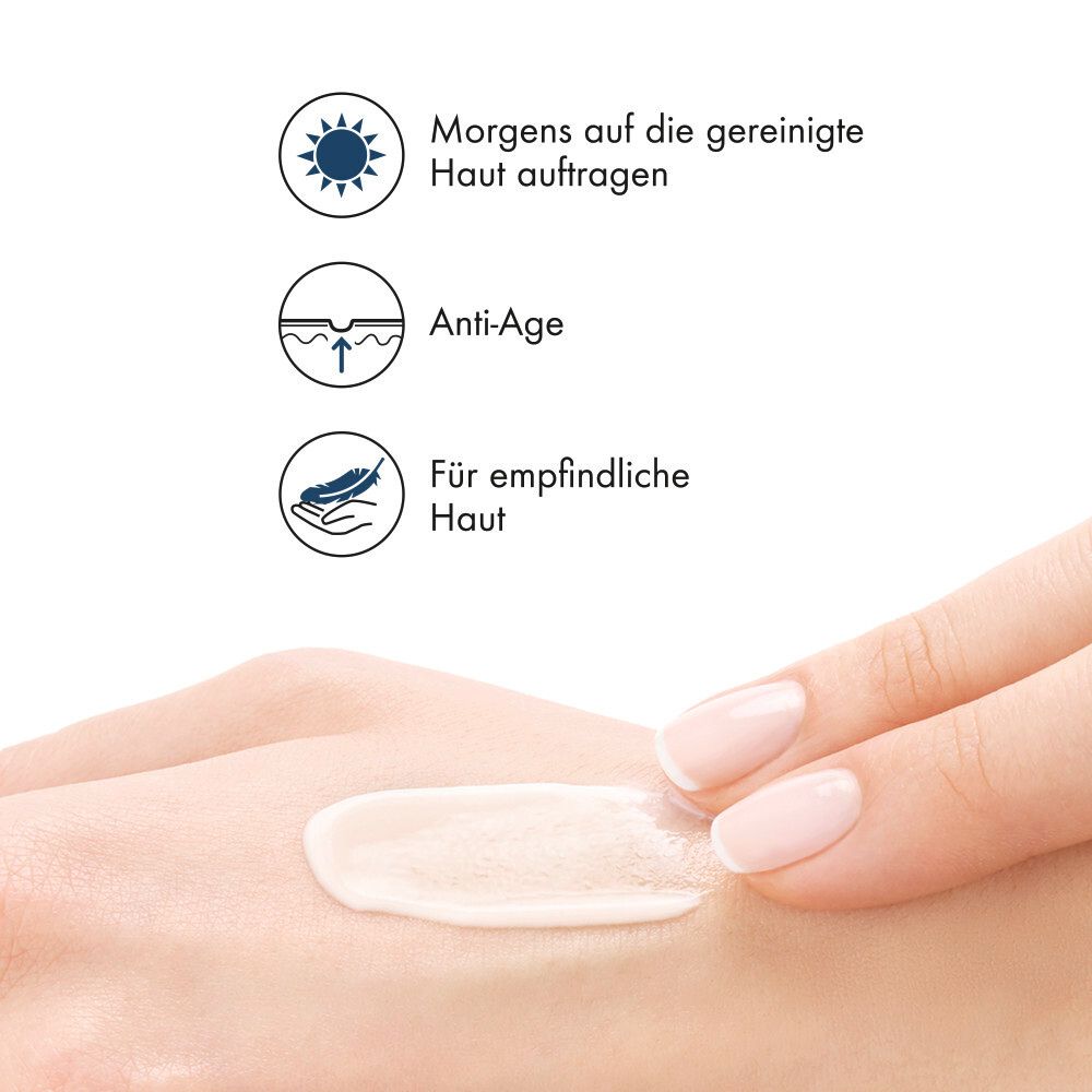 Mano con crema. Testo: Applicare al mattino, Anti-Età, per pelli sensibili. Striscia di crema sulla pelle.