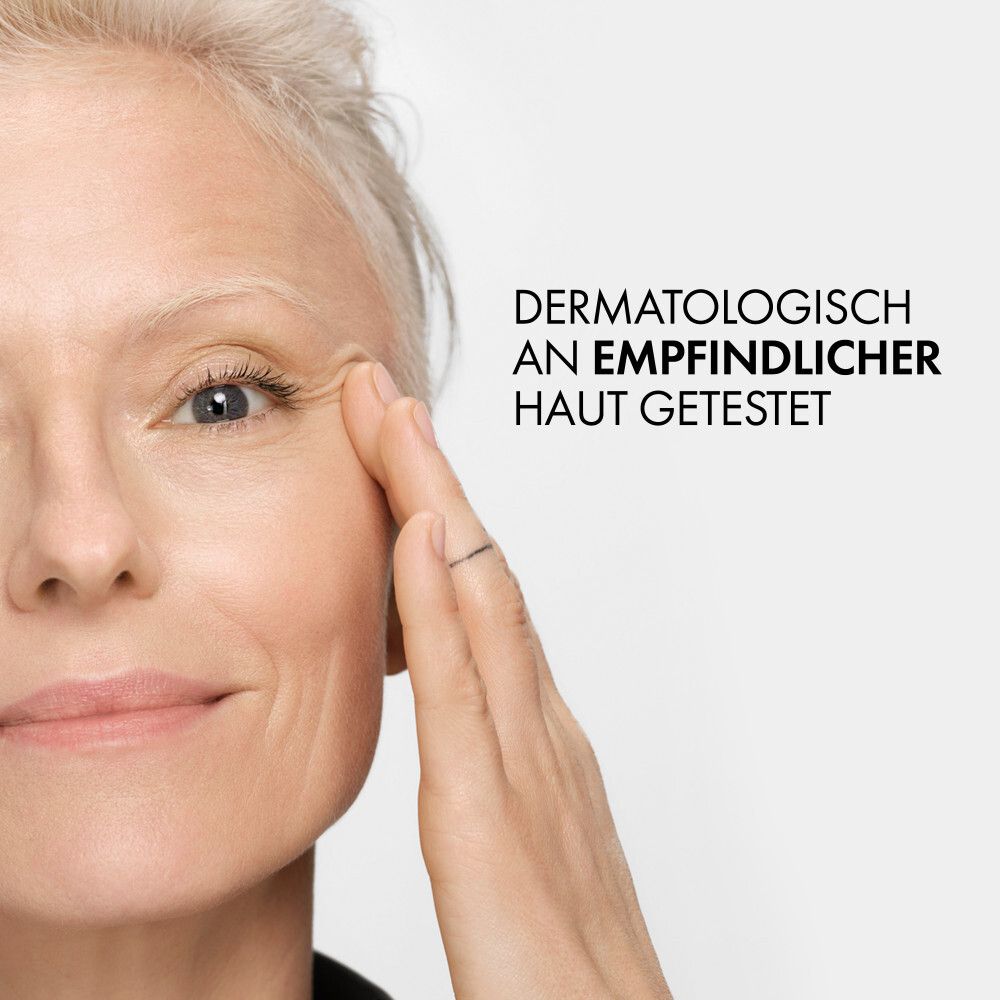Viso di donna. Testo: Dermatologicamente testato su pelle sensibile. La donna si tocca il viso.