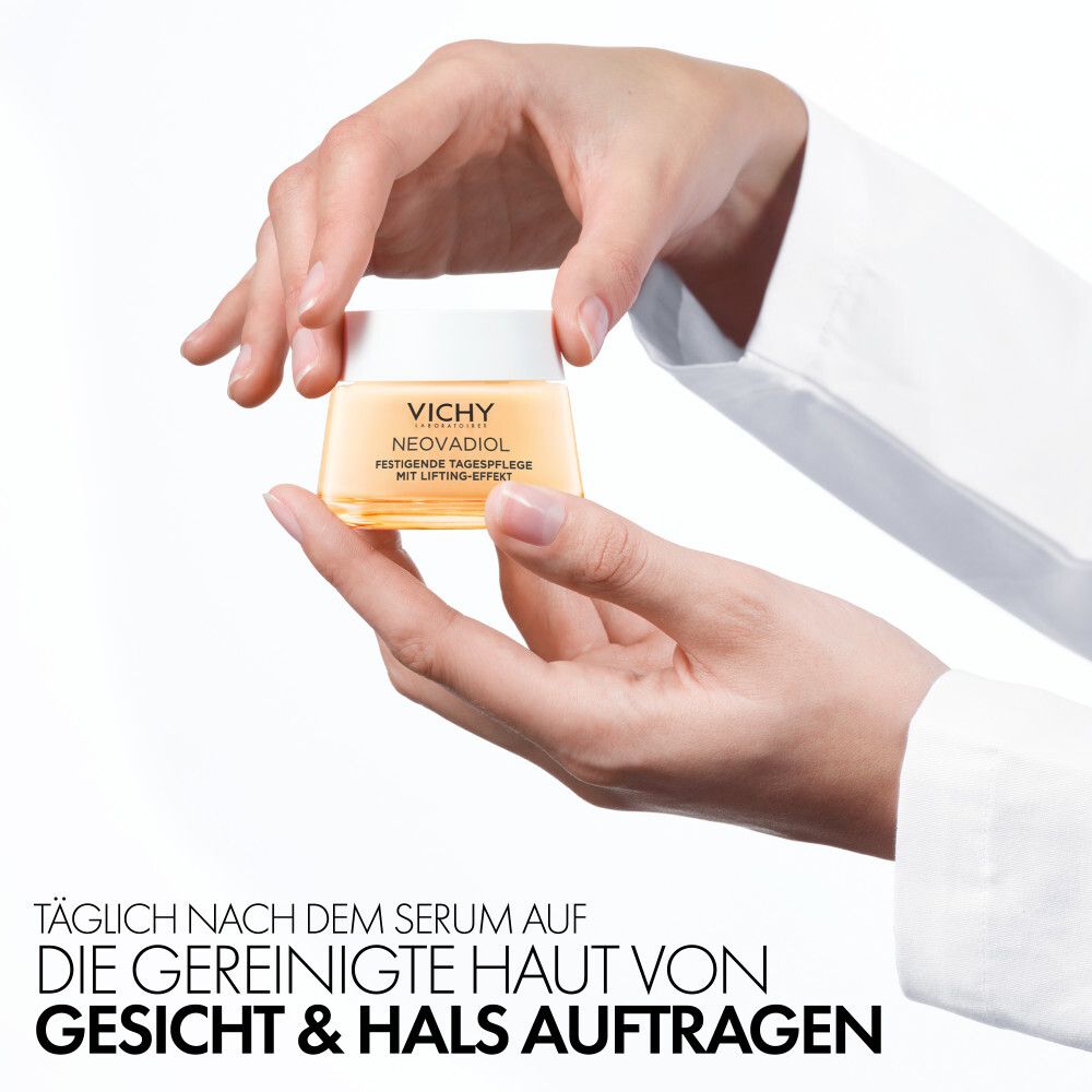 Mani che tengono un vasetto. Testo: Applicare quotidianamente dopo il siero sulla pelle pulita di viso e collo.