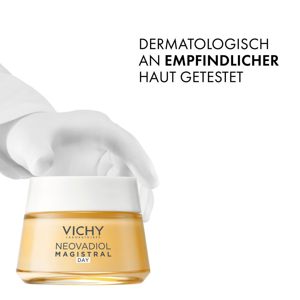 Mano guantata di bianco posa un barattolo di Vichy Neovadiol Magistral Giorno su una superficie. Testo: 'Testato dermatologicamente su pelli sensibili.'