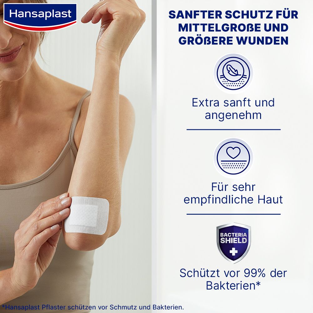 Donna applica una medicazione Hansaplast Ultra Sensitive XL sul braccio. Protezione delicata per pelli sensibili.