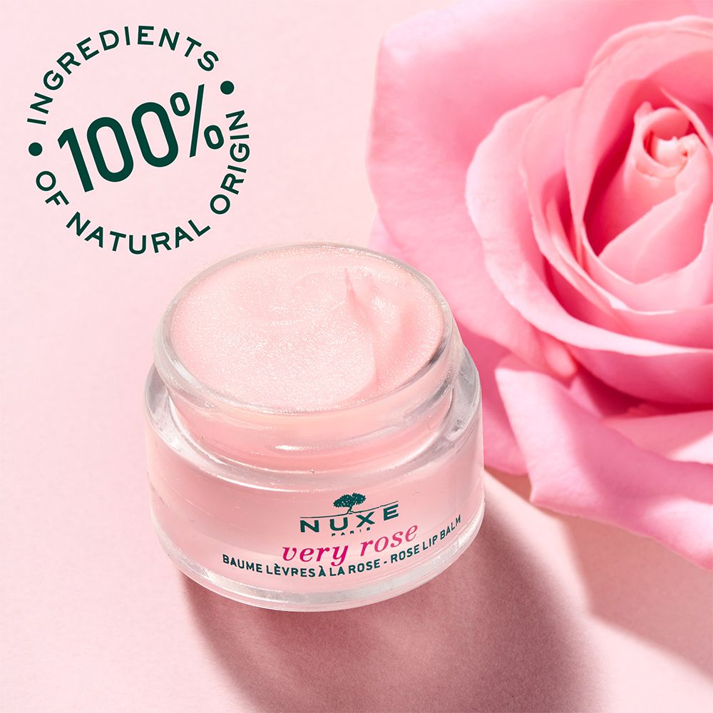 Balsamo labbra NUXE Very Rose in vasetto. Ingredienti naturali al 100%. Rosa sullo sfondo.