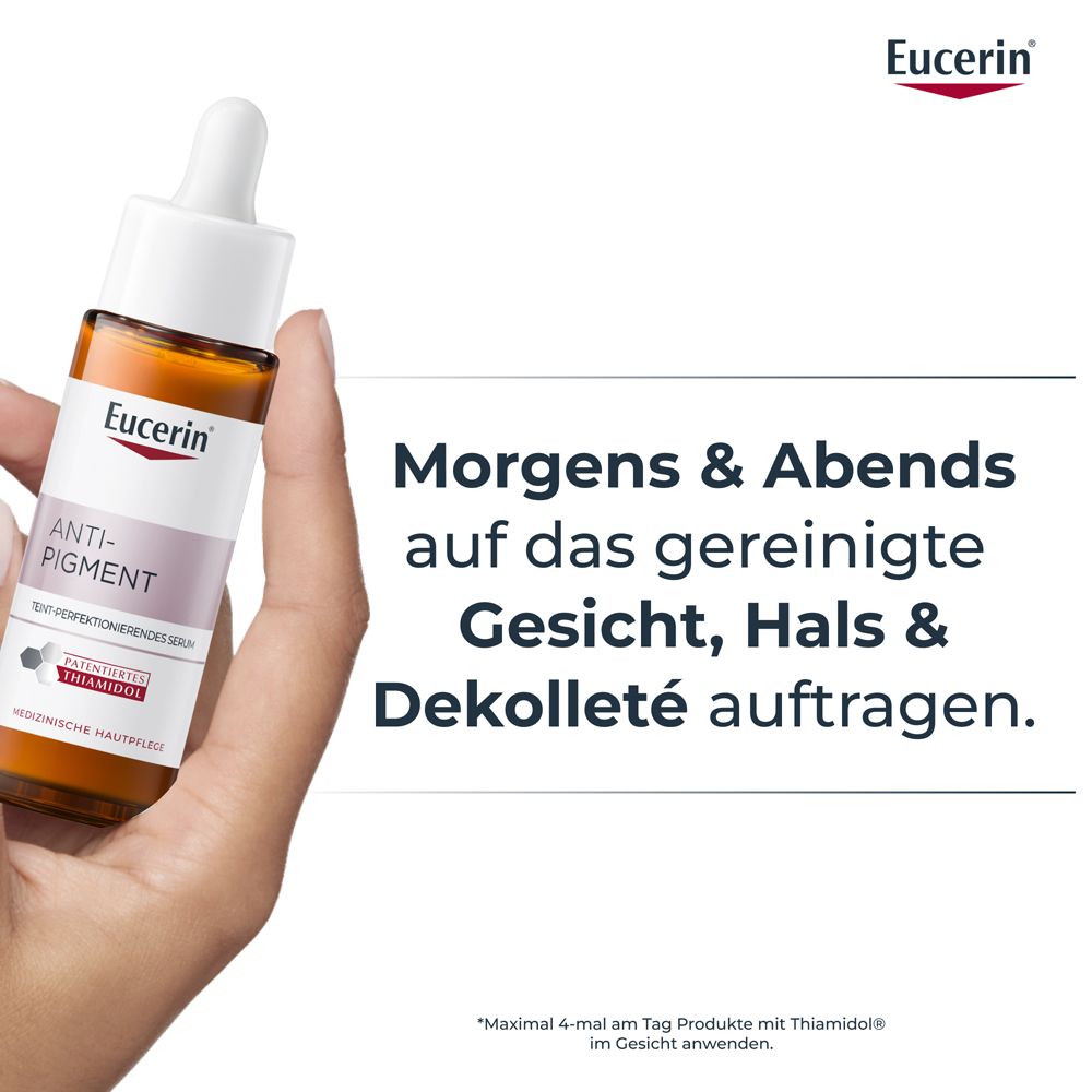 Mano che tiene il flacone di siero Eucerin Anti-Pigment, con istruzioni per l'applicazione mattina e sera.