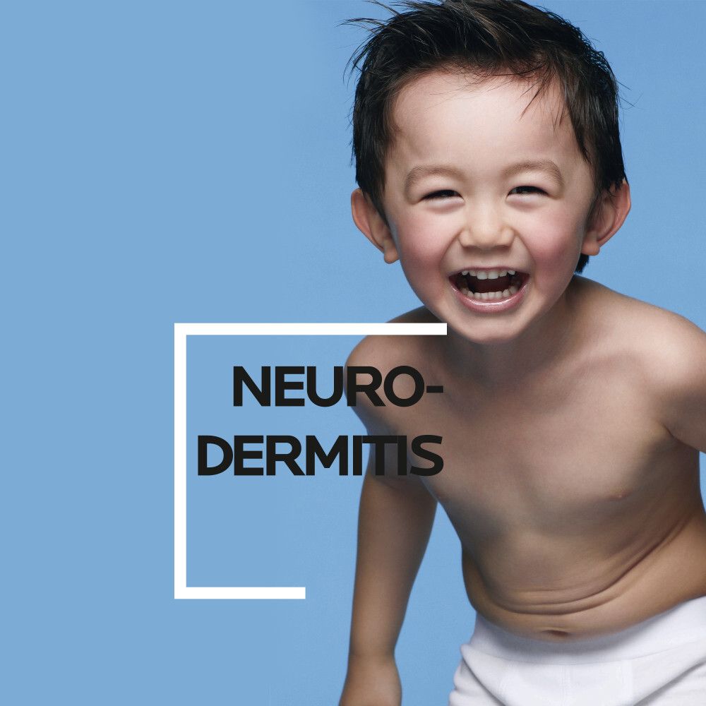 Un bambino sorridente su sfondo blu. Testo: Dermatite atopica.