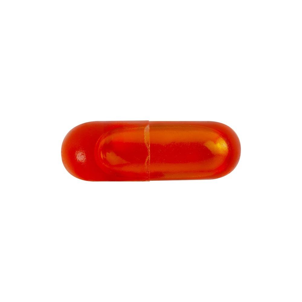 Una singola capsula rossa di Redcare Kurkuma Forte.