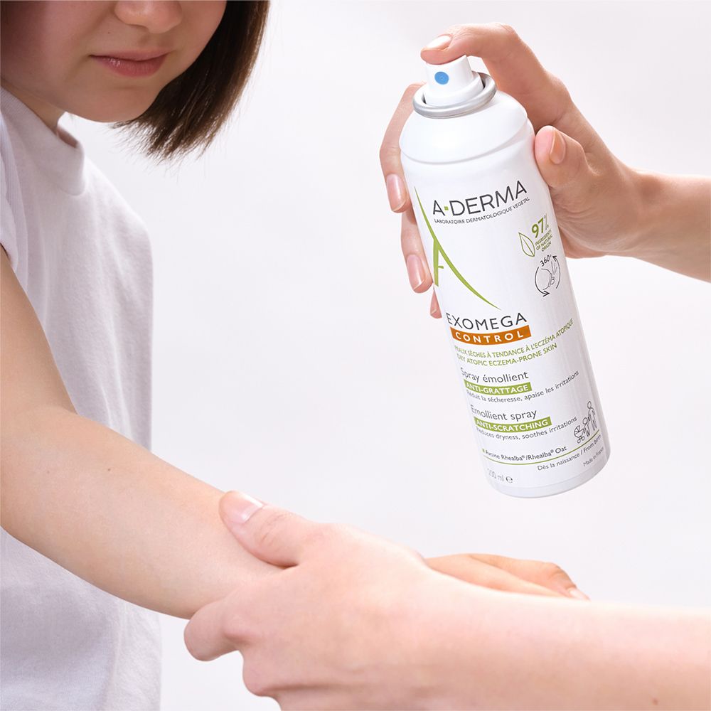 Persona che spruzza lo spray A-DERMA EXOMEGA CONTROL sul braccio di un'altra.
