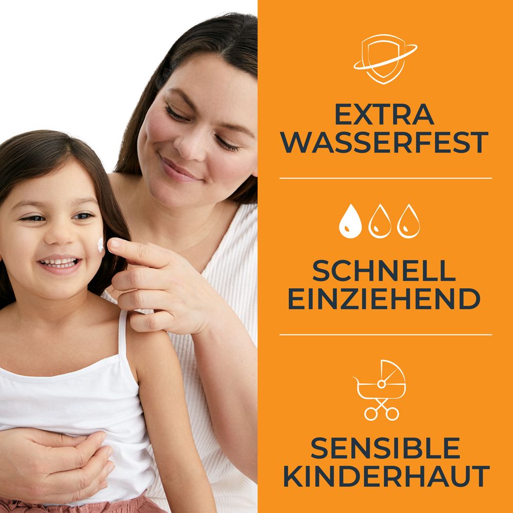 Madre applica crema solare su bambino sorridente. Pelle sensibile dei bambini, extra resistente all'acqua, si assorbe rapidamente.