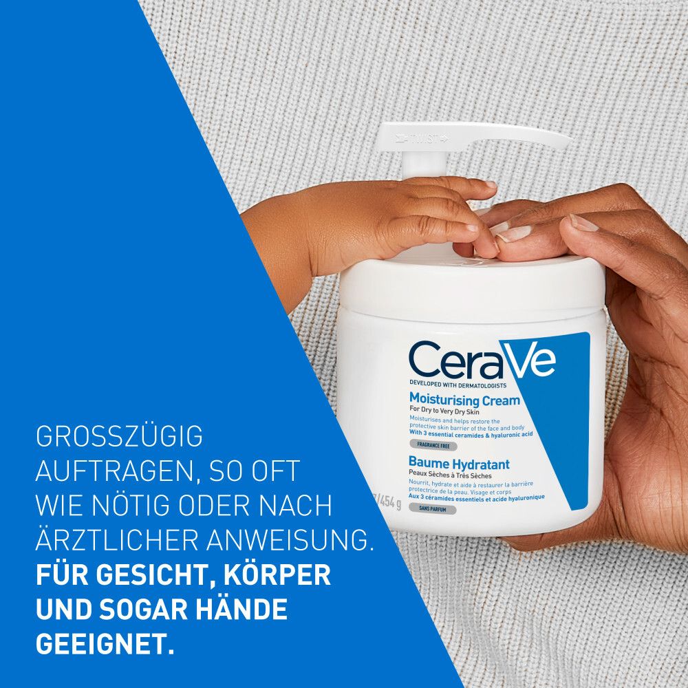 Persona che tiene la crema idratante CeraVe. Adatto per viso, corpo e mani.