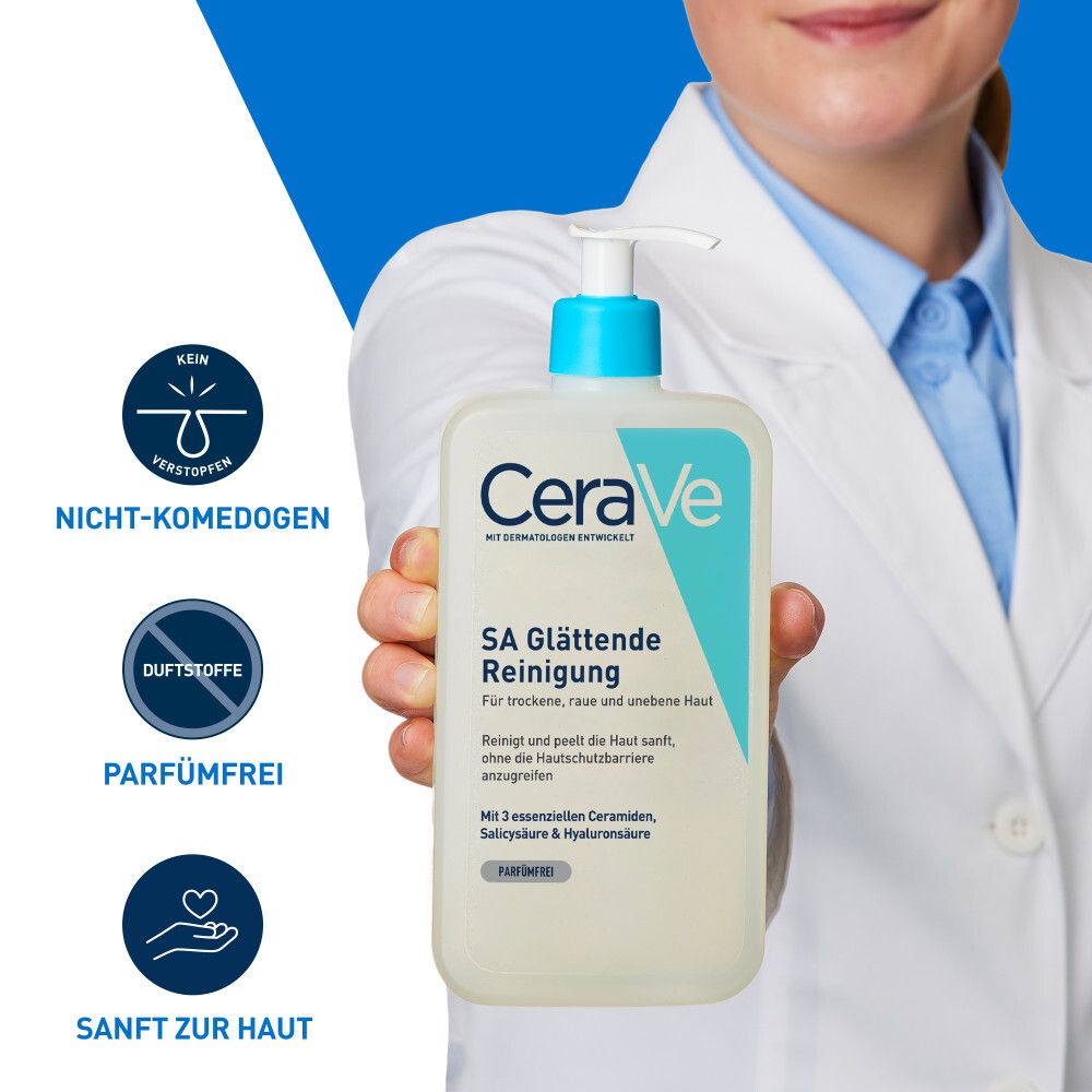 CeraVe SA Detergente Levigante. Flacone in mano. Non comedogenico, senza profumo, delicato sulla pelle.