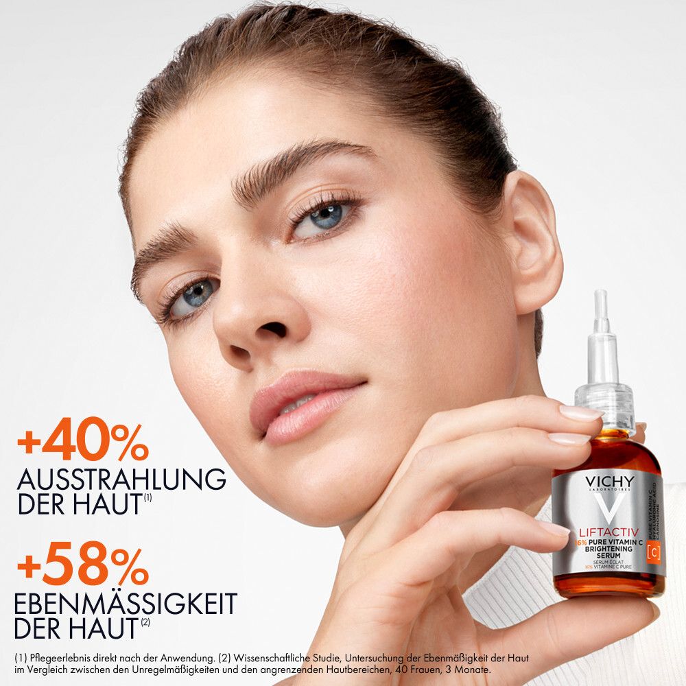 Donna che tiene in mano un flacone di siero. Vichy Liftactiv. Testo: +40% luminosità, +58% uniformità della pelle.