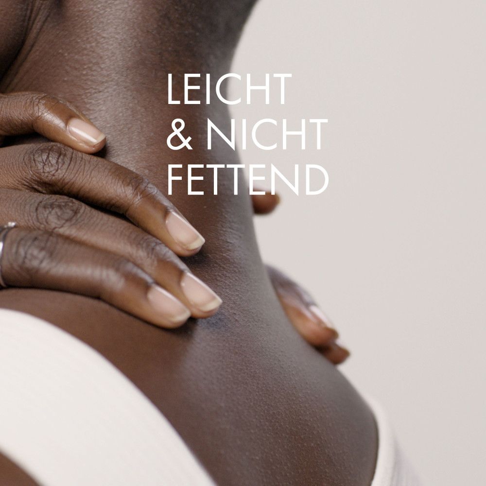 Donna con braccialetto. Testo: Protezione dai danni solari a livello cellulare. Logo Vichy.