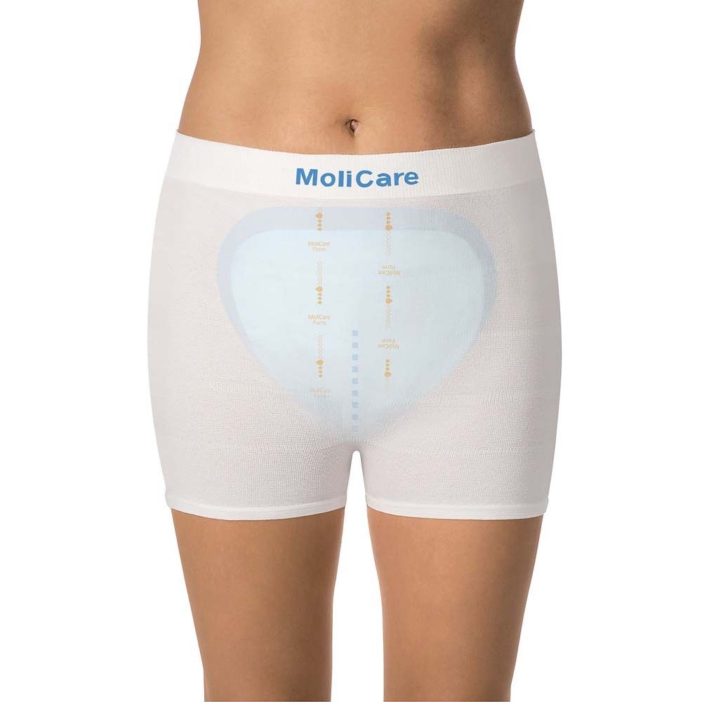 Persona indossa mutande MoliCare bianche con protezione inserita. Protezione visibile.