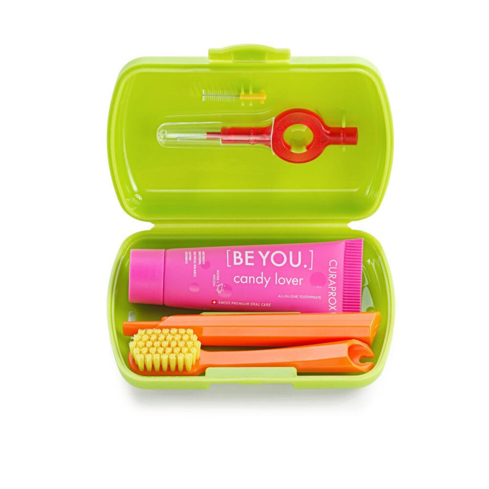 Set da viaggio CURAPROX verde aperto. Include spazzolino, scovolino e dentifricio. Interno verde.