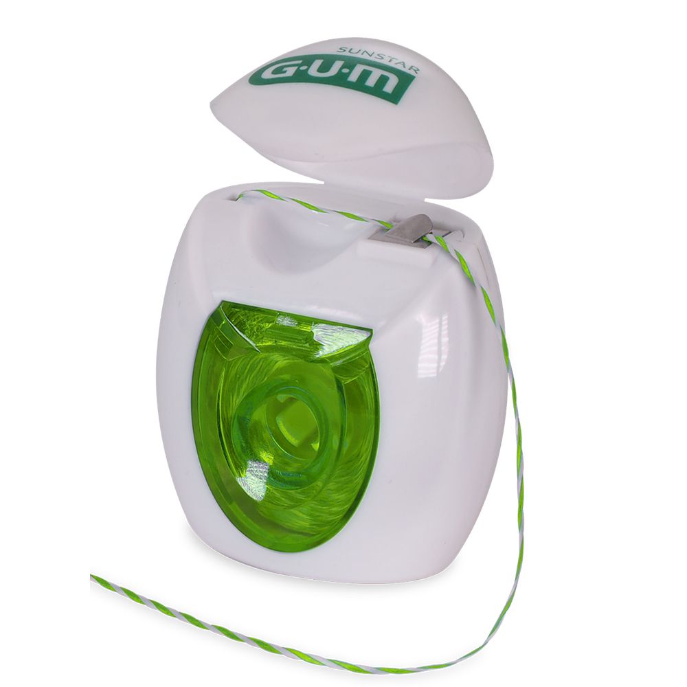 Bobina di filo interdentale GUM® aperta. Alloggiamento bianco con anima verde. Scritta: SUNSTAR, GUM. Filo interdentale visibile.